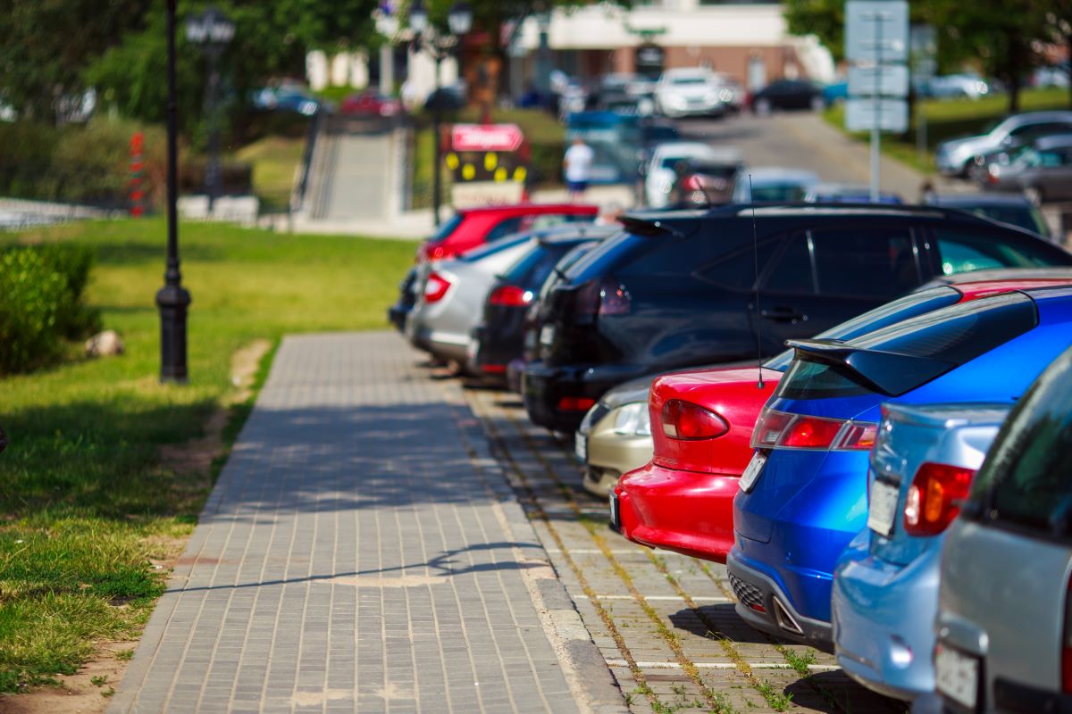 Parkplatzmangel Wohngebiet: Lösungen gegen Parkfrust